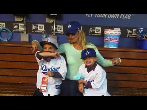 VIDEO : Britney Spears Pose Avec Ses Fils à Un Match De Baseball