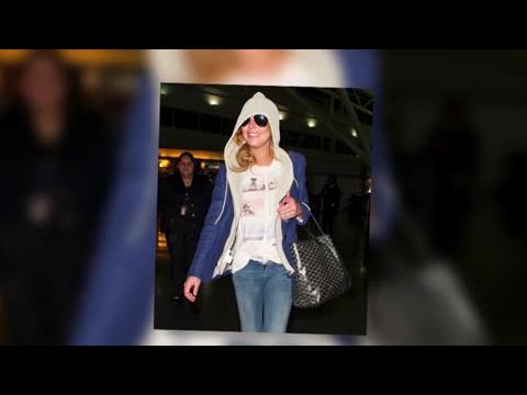 VIDEO : Lindsay Lohan Essaie De Passer Incognito Dans Un Pull à Capuche